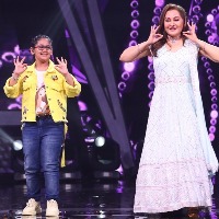 Jaya Prada teaches dance steps from song 'Mujhe Naulakha Mangade' to contestant Samaira