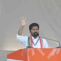 Agnipath stir: T'gana Cong chief meets Secunderabad violence accused in jail