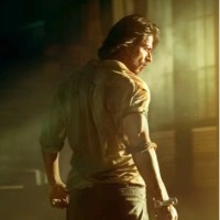 SRK completes 30 yrs in Bollywood, YRF unveils his 'Pathaan' look