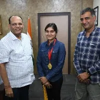 Esha Singh, 10 mt Air Pistol World Champion in Shooting called on Telangana CS Somesh Kumar