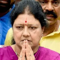 VK Sasikala holds mega roadshow amid power tussle in AIADMK
