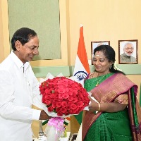 After cold war, Telangana CM shares dais with Governor