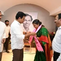 4 bjp ghmc corporators and tandur minicipality bjp floor leader swift to trs