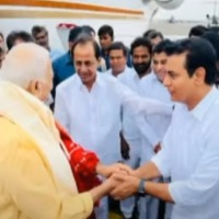 CM KCR welcomes Yashwant Sinha, both head to Jalavihar in same vehicle