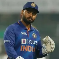 dinesh karthik calls out england board headline ignoring pant batting in first day