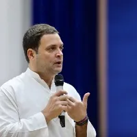 Rahul Gandhi helps road accident victim
