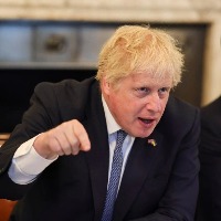 Pressure mounts on UK PM as ministers ask him to step down