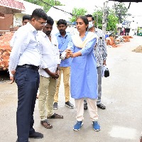 రోడ్ నిర్మాణ పనుల నాణ్యతను పరిశీలించిన వీఎంసీ కమిషనర్