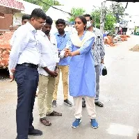 రోడ్ నిర్మాణ పనుల నాణ్యతను పరిశీలించిన వీఎంసీ కమిషనర్