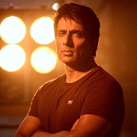 Sonu Sood, Team MTV 'Roadies' donates 1,000 raincoats to Mumbai Police