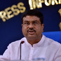 Need to develop world class higher educational institutes: Education Minister