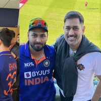 Dhoni's surprise visit to Indian dressing room after 2-0 series win against England
