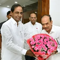 బక్రీద్ పండుగ సందర్భంగా సీఎం కేసీఆర్ ను కలిసిన హోం మంత్రి మహమూద్ అలీ