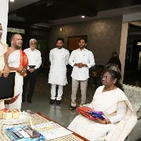 ys jagan couple welcomes draupadi murmu