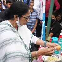 Mamata Banarjee made Puchka in Darjeeling