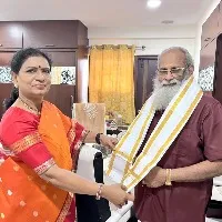 bjp leader dk aruna greets KV Vijayendra Prasad