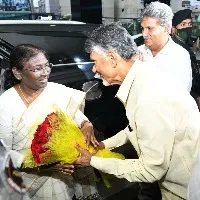 chandrababu welcomes draupadi murmu at vijayawada