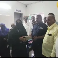 karnataka lady apologise Siddaramaiah who threw currency notes on his car