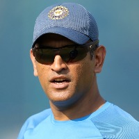 Fans chase M.S Dhoni, take running selfies with him in London