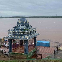 Water level at Godavari recedes, but still above danger level  