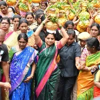 trs mlc kavitha offers bonam to mahankali ammavaru with 2 thousand ladies