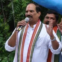 Uttam Kumar condemns KCR comments about cloud burst