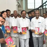 పత్రికా వ్యాసాల సంకలనం 'సాధన' పుస్తకాన్ని ఆవిష్కరించిన సీఎం కేసీఆర్