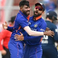 Virat Kohlis Advice Help Siraj Scalp Two wickets in an over video gets viral