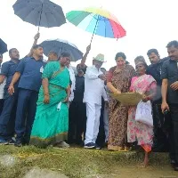 congress mla seethakka spottedin kcr tour