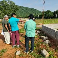 జగనన్న ఇళ్ళ లే అవుట్లను పరిశీలించిన వీఎంసీ కమిషనర్