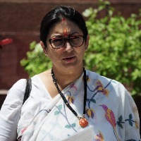 Smriti Irani sends legal notice to Congress over 'malicious allegations' against daughter