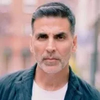 Akshay kumar recevies an award from Income tax department
