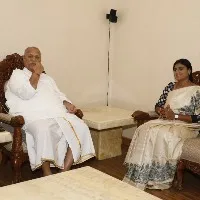 ys sharmila meets D Srinivas in hyderabad yesterday