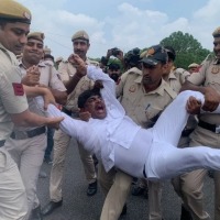 Congress MPs detained near Vijay Chowk