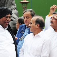 Intense protest outside Congress HQ, several leaders detained