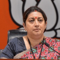 Delhi HC issues summons to 3 Cong leaders, asks them to remove tweets on Smriti Irani's daughter