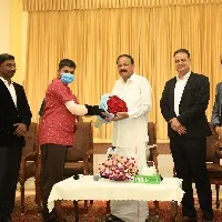Ahmedabad lady lends a hand to a man from Kancheepuram