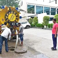 అండర్ గ్రౌండ్ డ్రెయినేజి, మ్యాన్ హోల్ నుండి సిల్ట్ తొలగించు యంత్రంల పనితీరు పరిశీలించిన వీఎంసీ కమిషనర్