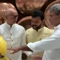 TDP MP Kesineni Nani rejects to give flower bouquet to Chandrababu