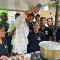 Vijay Deverakonda visited the famous Graduate Chaiwali in the Patna