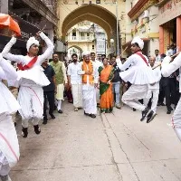 venkaiah naidu tours gujarat with his wife
