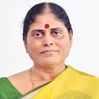 YS Vijayamma escaped from accident