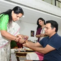 Kalvakuntla Kavitha ties Rakhi to her brother KTR
