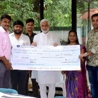 ysrcpp leader vijay sai reddy handed 10 lacks rupees cheque to journlaist welfare
