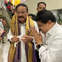 bjp leaders welcomes venkaiah naidu at shamshabad airport