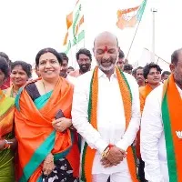 Jeevitha participates in Bandi Sanjay Padayatra