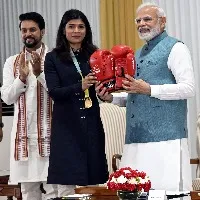 Nikhat Zareen gifts boxing gloves to PM Modi