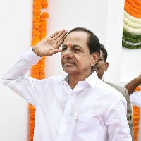 ఫొటోలు:- గోల్కొండ కోటపై జాతీయ` జెండాను ముఖ్య‌మంత్రి కె.చంద్రశేఖర్ రావు ఆవిష్క‌రించారు