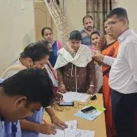 లబ్దిదారుల బ్యాంక్ అకౌంట్ ప్రక్రియను వేగవంతం చేయాలి: వీఎంసీ కమిషనర్