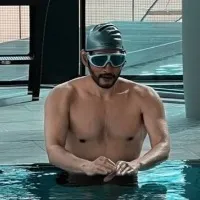 Namrata shares pics of mahesh babu swimming